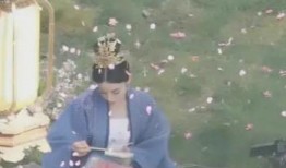 娱乐圈爆料女的戴口罩,神秘女子戴口罩现身，身份之谜引热议
